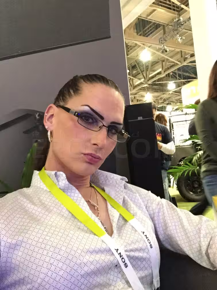 TS Nikkie Dickie - Photo 3