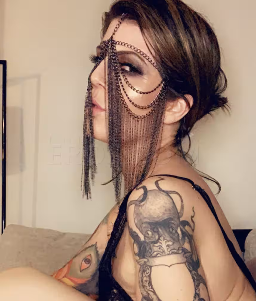 Leila Moon - Photo 1