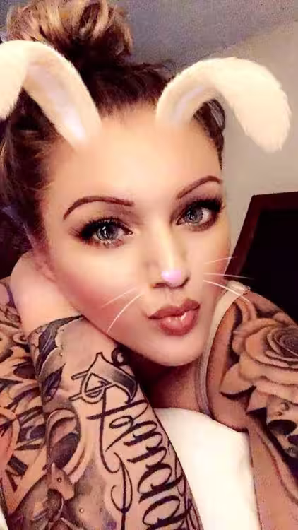 Courtney Caliente - Photo 2