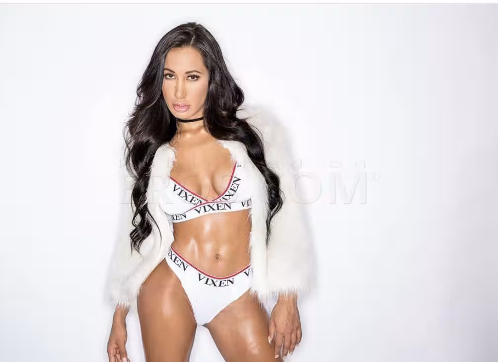 Amia Miley - Photo 2